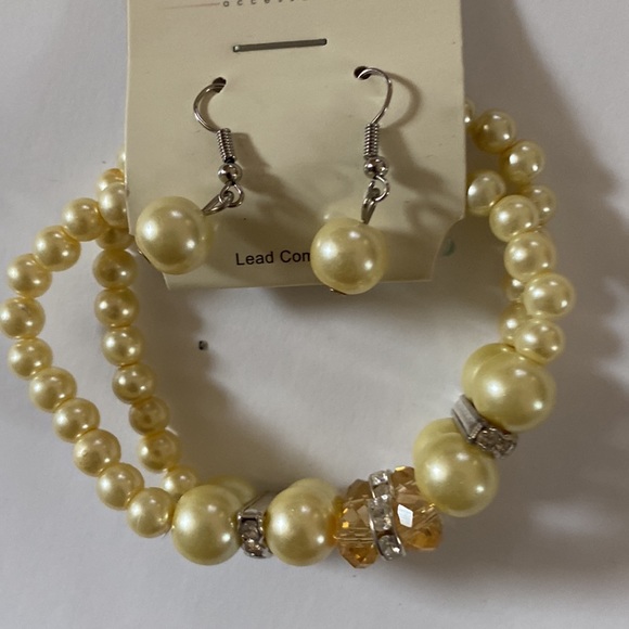 2/$12  Sale Sale. Beaded bracelet with earrings.  Bracelet is stretchable - Picture 6 of 6